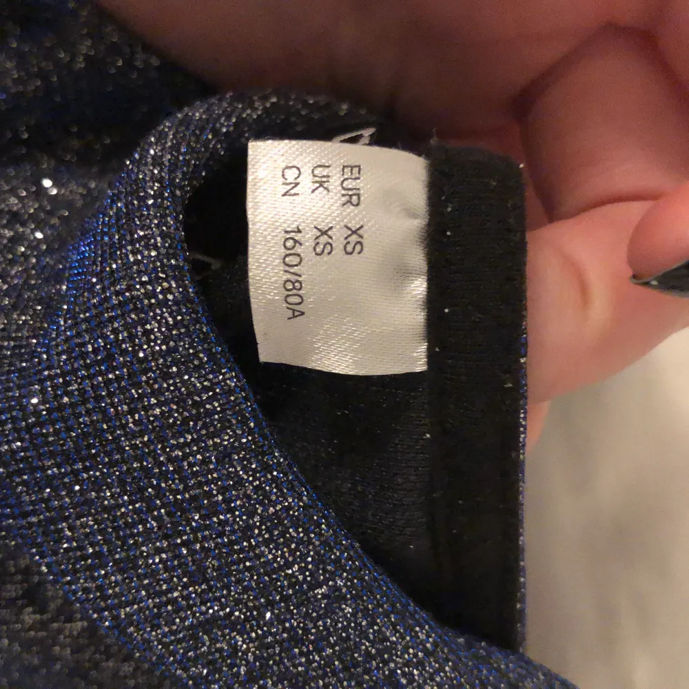 En glitter klänning från H&M sitter tajt på mig vid höfterna ovh lite lösare i midjan. Jag är XS. Den kostade 150kr från början tror jag förlåt om de är fel. 💗. Klänningar.
