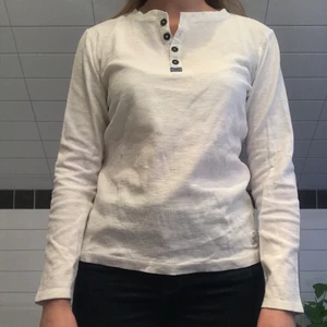 Långärmad tröja  - Långärmad vit tröja från Kappahl i strl 170 men passar för de som har strl S eller XS (jag är vanligtvis en M o på bild nr 1 ser ni hur den sitter på mig)  59 kr plus frakt  #tröja