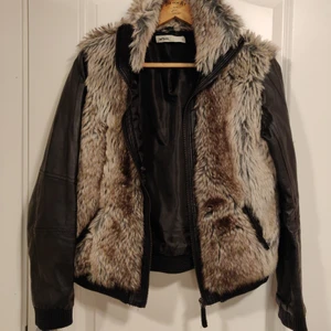 Jacka STL M - Knappt använd fejk skinnjacka med päls. Ev kostnad för frakt tillkommer.
