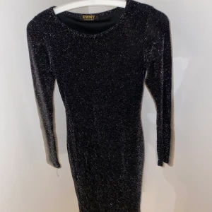 Klänning  - Svart glitter klänning köpt i Köpenhamn i storlek S men passar även XS