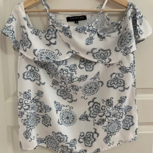 Cold shoulder topp  - Cold shoulder topp från Top Secret. Storlek 36. 100% viskos. Använd få gånger.