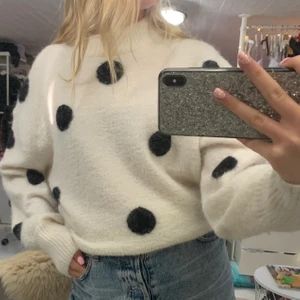 Other stories  - Så härlig stickad tröja från other stories, den är cremevit med svarta prickar på ❤️