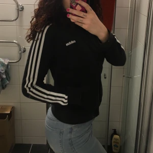 Adidas hoodie med luva  - Stolek M men passar S. Bra skick! 🌸