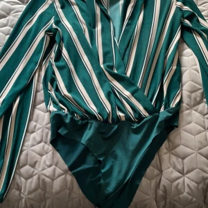 Tröja/body från Bershka  - Två fina bodys från Bershka. Extremt fint material. Storlek S på båda, kan mötas och frakta men då står köparen för frakten! 100kr för båda 