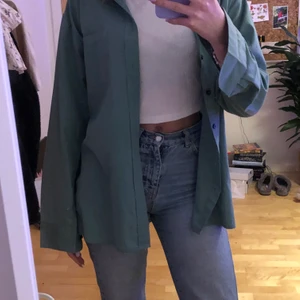 Grön skjorta från Atlant - Grön skjorta från Atlant som är köpt på secondhand i storlek M