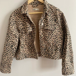 Jeansjacka  - Älskar denna jacka men har två stycken utav den haha, går till midjan och är super skön!