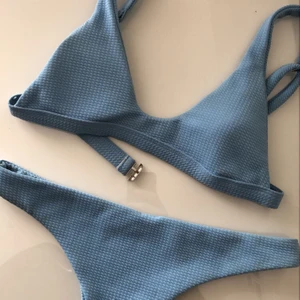 Bikini zaful - superfin somrig bikini från ZAFUL💕 säljs då den blivit aningen för liten. Denna sitter superfint och är väldigt bra kvalitet, materialet är väldigt rejält och även spännena💞