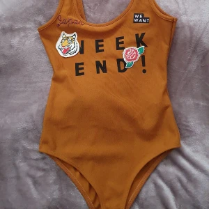 Body, pull n bear stlk S - Aldrig använt då den varit för liten för mig!! Köpte av någon annan på plick för c.a 1 år sen😙 frakt tillkommer!