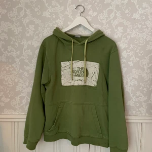 The North Face Hoodie - En cool retro hoodie som tyvärr inte kommer till användning. Tror den är storlek L men det står inget! Jag som har på mig hoodien är 172 för referens. Budgivningen startar på 250kr och man måste höja med minst 10kr! Budgivningen avslutas 31/3💕 Kom privat för fler bilder! ❗️LEDANDE BUD: 300kr❗️