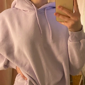 Lavendel lila hoodie - Plagget har använts men inga hål, fläckar, ser nästan helt ny ut! 70 kr, frakt är ej inkluderad.