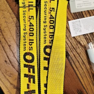 Off White skärp - Off White skärp från mytheresa. Använd 1 gång så i nyskick.