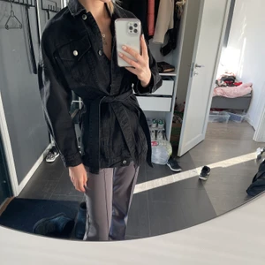 Jeansjacka - Jeansjacka med bälte, har aldrig använt den. Storlek xs