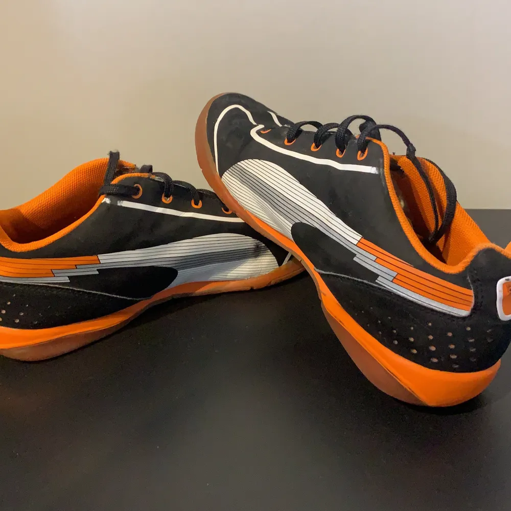 Orange/svarta inomhusskor från Puma. Unisex sko i strl 38 :) . Skor.