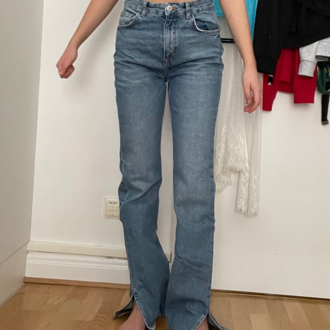 Pull and Bear - Blåa raka jeans 90-tals stil med slits nertill - 90