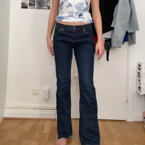 Levis Lågmidjade  - Lågmidjade långa jeans. Jag är 174cm. Uppskattningsvis är det en S-M. På byxan står det W 32 och L 34. Pga att dom är köpte vintage så precis som dom flesta andra Levis, så stämmer det inte riktigt överens med verkligheten 