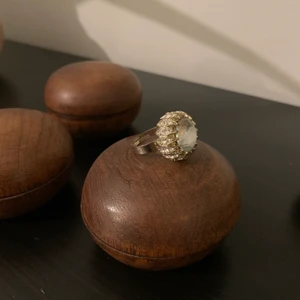 Stor ring  - Superfin, lite större, vintagering med justerbar omkrets🌟 Okänd metall