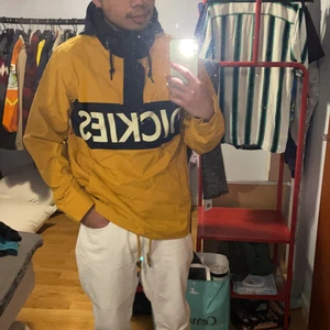 Dickies Anorak 🧥 XS - Jackan är i storlek XS och sitter ganska tight vid armhålan. Men sitter annars fint på. Jag är 166 lång och kör på Storlek S i herr. Köptes på Carlings för 1200