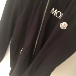 Moncler - Storlek M-L (Liten i storleken)