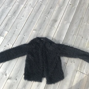 En oanvänd, fluffig och fin gina tricot tröja/ vårjacka - Plagget är i oanvänt skick och har endast tvättats en gång ( när vi köpte det). Jag säljer det nu pga att plagget va i förliten för mig. Plagget är i strl x men passar även dom som har xs. Färg: Svart. Kontakta mig på 0722965322 eller här på Plick! 