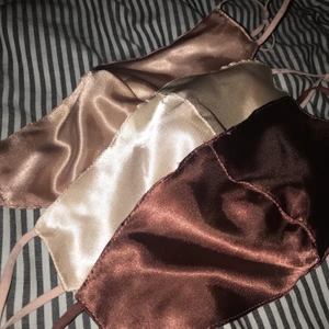 Siden masker - 3st oanvända siden masker, säljs tillsammans. 20kr för alla 3❤️ frakt tillkommer på 12kr✨ Sista bilden är med en likadan mask! Har inte använt de tre som säljs!