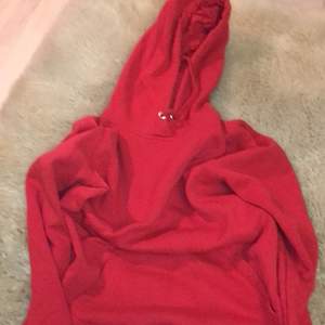 Röd hoodie - använd fåtal gånger 