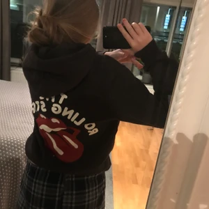 Skit snygg hoodie - Säljer en skit snygg hoodie med ett super coolt märke på ryggen💖💖