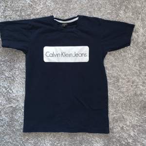 En mörkblå Calvin Klein t-shirt, använd ett par gånger men är i bra skick, säljer den pågrund av att den är för liten och istället för att den ska ta plats i min garderob kan någon annan få nytta av den, stk 152.