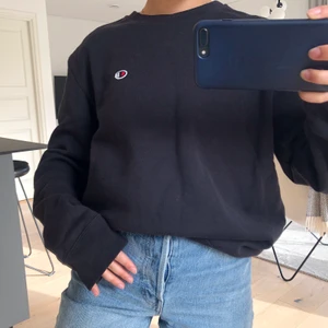 Champion sweater - En svart sweatshirt från champion i superskönt material. Använd några få gånger så den är som ny! Storlek M, sitter fint och lagom oversized på mig som vanligt är en s. FRAKT ÄR INKLUDERAT I PRISET 🌼