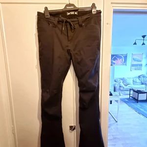 L1 Heartbreaker Skinny snowboard pant - Säljer mina älskade snowboard/skidbyxor. Använda 3 säsonger och är i superbra skick (dock lite fläckar som jag inte fått bort, men de syns knappt). Vattentäta och med snöstopp. Detta märke är kännt för sina små storlekar, dessa är i storlek L, men passar mig som har M i underdelen.
