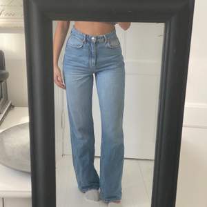 Vida blå jeans från Gina tricot i storlek 34 💙 sitter väldigt fint och inte använda så många gånger! Nypris är 600kr
