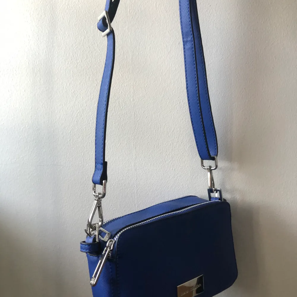 Säljer denna otroligt fina blåa handväska. Två olika axelband ingår. Har endast använt den några få gånger alltså är den i topskick. Börja buda i kommentarerna eller köp direkt för 300kr. 💙. Väskor.