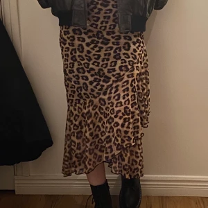 Mesh leopardkjol  - Leopardkjol i meshtyg med små söta volanger nedtill, strl 36, ca 65 cm lång. Man får själv välja fraktalternativ (ingår ej i priset) eller om man vill mötas upp 🤎 