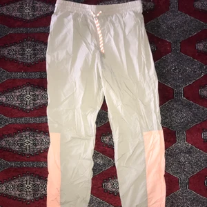 Raka prassel byxor - Ett par beiga byxor med raka ben och högmidjade! Reflex och neon detaljer. Aldrig använda. Storlek M! Skriv för fler bilder/mått! Allt så bort på min sida pga flytt! Priser går att diskutera! :)