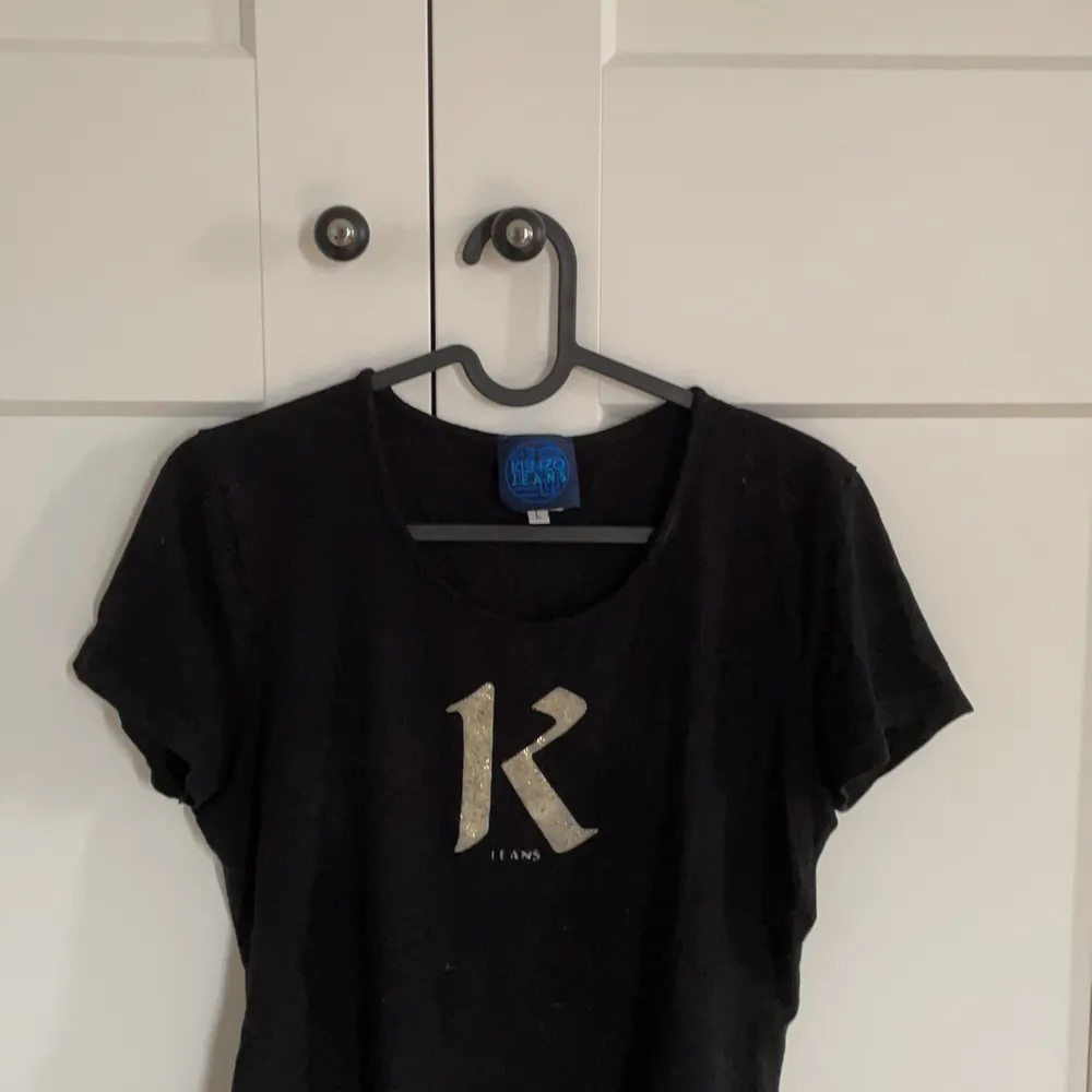 Gullig vintage kenzo tröja i storlek L men den sitter som en S/M🤍 stretchigt material så skulle kunna passa alla mellan S-L, fint skick!. T-shirts.