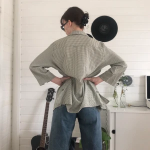 vintage skjorta med dragkedja  - vintageplagg säljes<3  skick: som ny, inga defekter storlek: L men passar även XS/S/M kostnad: 110kr+frakt  märke: C.  kontakta i DM eller plick om intresserad pris går att diskutera  samfraktsalternativ finns även mötasupp i Blekinge