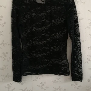 Blus GINATRICO - En svart genomskinlig blus från gina, sitter riktigt fint och tajt😊 storlek S men passar säkert XS. 
