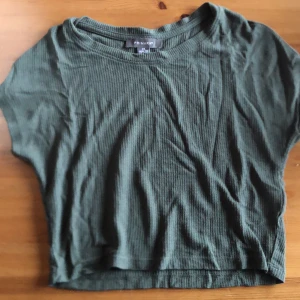 Topp - En topp mörk grön i storlek: XS säljer för 80kr inklusive frakt 