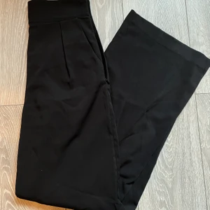 Kostymbyxor i silkesmatriel  - Säljer mina kostymbyxor i silkesmaterial. Storlek 34, vida ner till. Skicka för fler bilder! Köparen står för frakten ✨ 