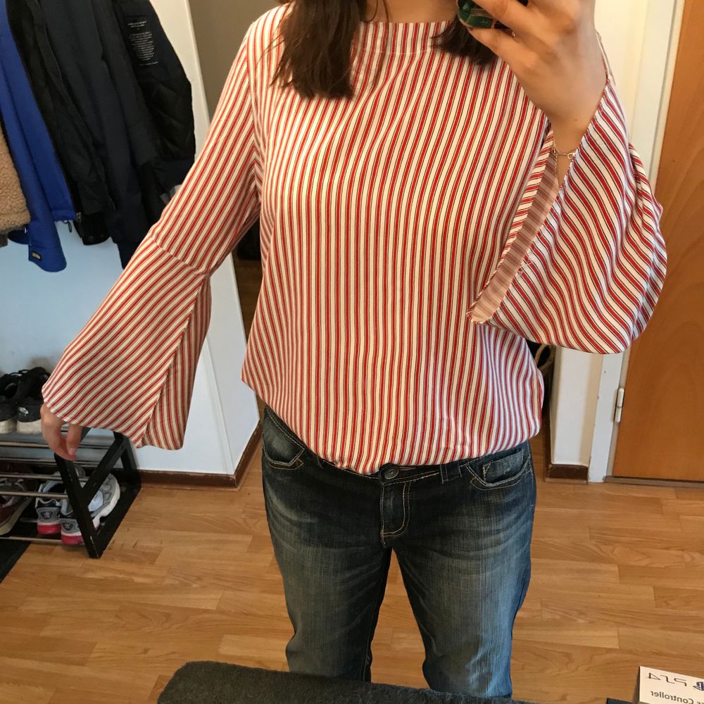 En randig långärmad topp från PULL&BEAR i färgerna vit och röd. Tröjan är i storlek L men jag skulle säga att den är lite mindre än så, kanske mer som M. Den är köpt för några år sedan men endast använt ett fåtal gånger så den är i bra skick. Hör av er frågor eller intresse!!😄 . Toppar.