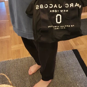 Marc jacobs väska handväska svart  - Väska I nyskick från marc jacobs.  Väskan är rymlig.  