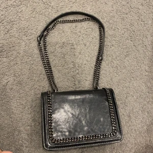 zara väska  - svart fin handväska långt band och går att korta ner. 60 kroner