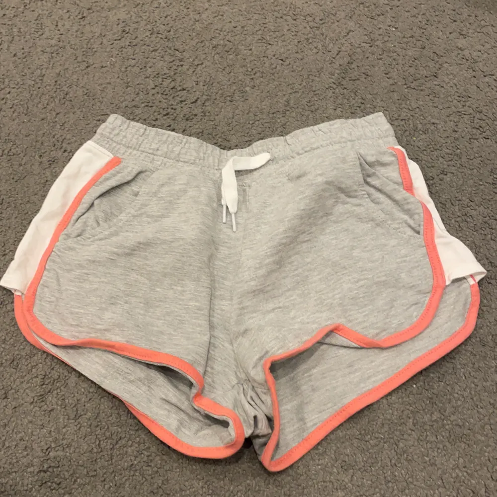 säljer dessa fina shorts för dom är ej till användning 😌. 20 kroner köparen står också för frakt.. Shorts.