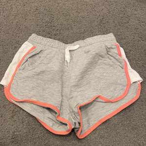 säljer dessa fina shorts för dom är ej till användning 😌. 20 kroner köparen står också för frakt.