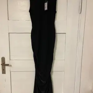 Svart ”ruched” klänning i storlek L. Aldrig använd med prislappen kvar. Budgivning startar på 100 kr i komentarsfältet, köp direkt för 150 