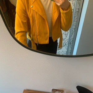 Bershka jacka M - Cool gul jacka i storlek M men mer som S 💛