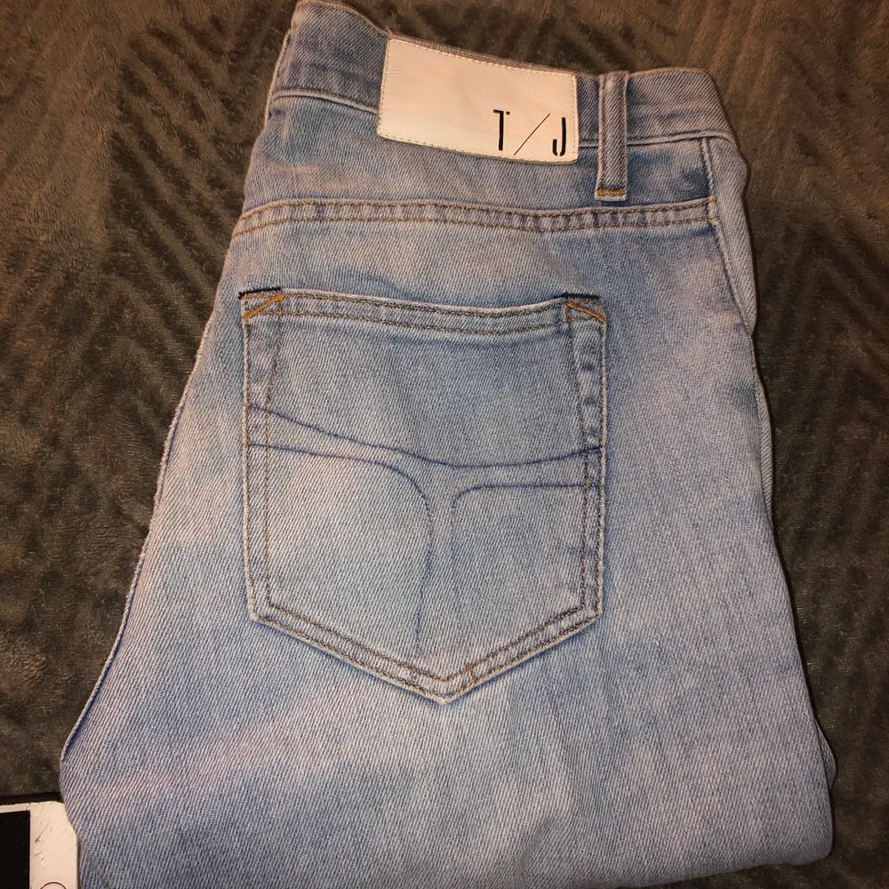 Jättefina jeans från tiger of sweden, sitter jättefint på mig med storlek 36 och är 175cm. Jeans & Byxor.
