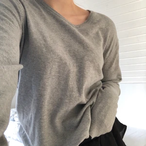 vintage grå pullover - thriftad grå pullover, står storlek M men med dessa tröjor är storlekarna rätt flytande ❤️