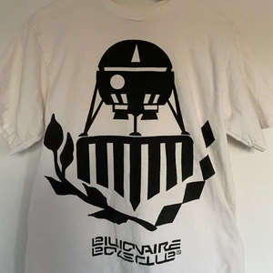 Billionaire boys club t-shirt - Vit vintage t-shirt från märket billionaire boys club. Ny pris: 1000kr                köparen står för frakten