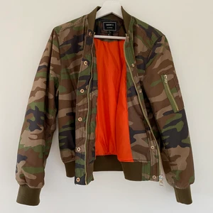 Jacka med camouflagemönster - Från Forever 21. Storlek S. Jackan har tunt foder, perfekt till höst och tidig vår. Jag själv använde den genom en hel vinter. Flitigt använd men ändå i fint skick, någon liten repa här och där (se bild) men det är ingenting som syns om man inte vet om det. 