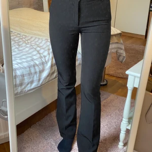 Kostymbyxor  - Kostymbyxor med lite bootcut. Verkligen så snygga och perfekta, säljer pga för små. Storlek XS. Använt fåtal gånger så i väldigt bra skicka. Nypris 500kr. Köparen står för frakten. Skriv för mer info 🥰